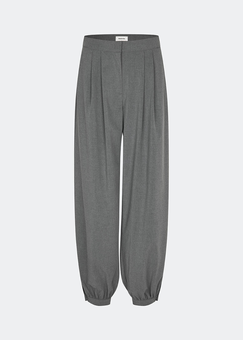 Elegante og moderne ballonbukser. TiamoMD pants er designet med bløde læg, vidde i benene og en diskret knappelukning ved anklen, der giver et moderne og raffineret udtryk. Perfekte til både hverdag og styling med et mere sofistikeret twist.