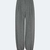 Elegante og moderne ballonbukser. TiamoMD pants er designet med bløde læg, vidde i benene og en diskret knappelukning ved anklen, der giver et moderne og raffineret udtryk. Perfekte til både hverdag og styling med et mere sofistikeret twist.