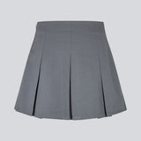 Kort grå nederdel med læg i struktureret materiale. TianaMD skirt har en usynlig lynlås i siden.