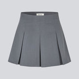 Kort grå nederdel med læg i struktureret materiale. TianaMD skirt har en usynlig lynlås i siden.