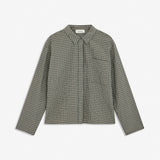 TikkaMD Shirt er en kort skjorte med løs pasform og klassisk ternet mønster. Designet har skjortekrave, skjult knaplukning og en brystlomme. Style den med jeans eller matchende tern for et komplet look.