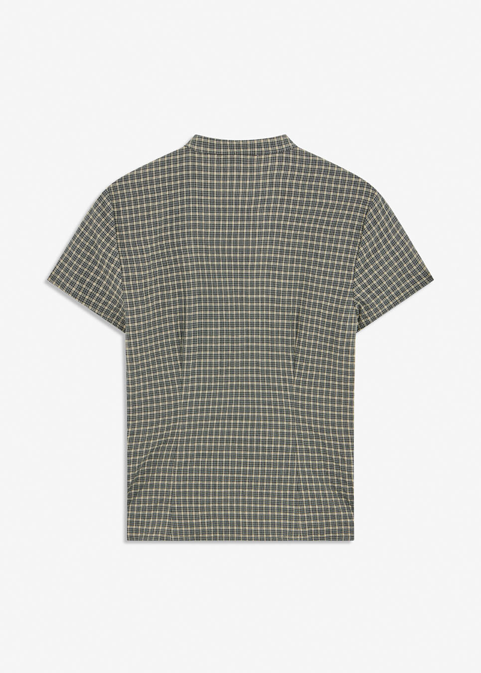 TikkaMD Top er en kortærmet top med løs pasform og klassisk ternet mønster. Designet har rund hals og dekorative knaplukninger foran. Style den med jeans eller matchende tern for et komplet look.