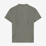 TikkaMD Top er en kortærmet top med løs pasform og klassisk ternet mønster. Designet har rund hals og dekorative knaplukninger foran. Style den med jeans eller matchende tern for et komplet look.
