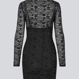 Figursyet sort blondekjole i et gennemsigtigt blonde materiale. TildeMD dress har lange ærmer, en høj hals og foer.