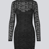 Figursyet sort blondekjole i et gennemsigtigt blonde materiale. TildeMD dress har lange ærmer, en høj hals og foer.