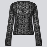 Figursyet top i stretchy blonde med ærmer, der bliver bredere forneden. TildeMD lace top har en dyb V-udskæring og to bindebånd foran.