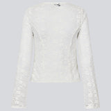 Figursyet top i hvid stretchy blonde med ærmer, der bliver bredere forneden. TildeMD lace top har en dyb V-udskæring og to bindebånd foran.