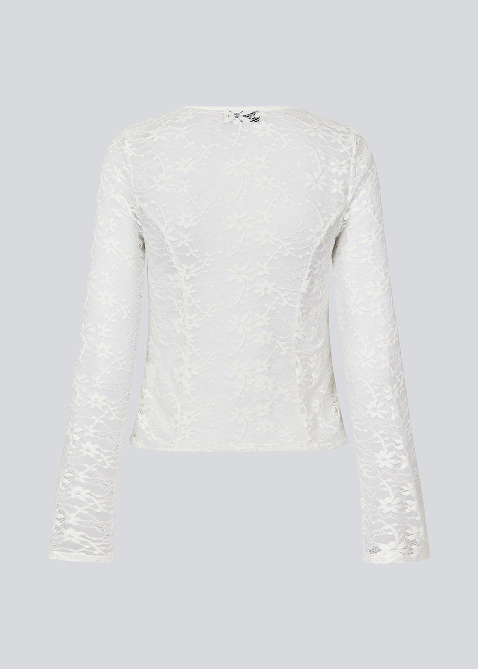 Figursyet top i hvid stretchy blonde med ærmer, der bliver bredere forneden. TildeMD lace top har en dyb V-udskæring og to bindebånd foran.