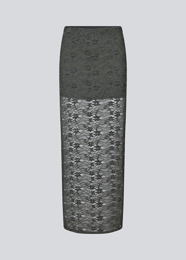 Mørkegrøn maxi nederdel I gennemsigtigt blonde materiale. TildeMD skirt har foer og elastik i taljen.