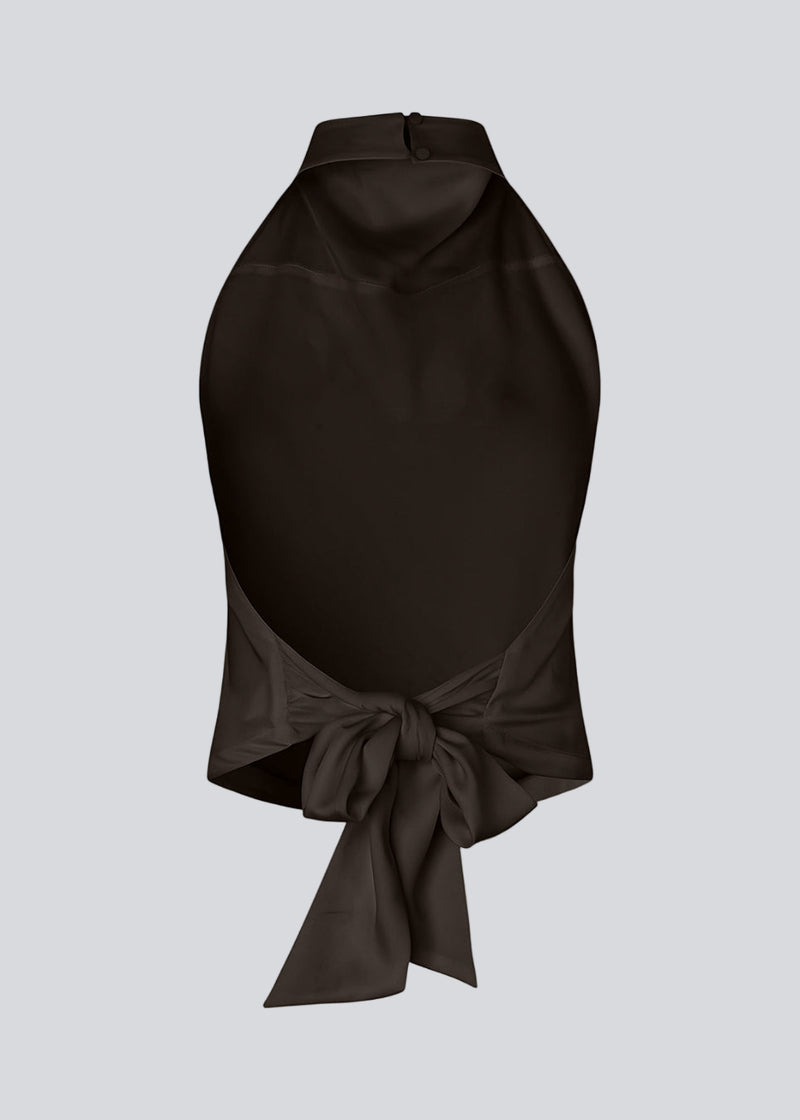 Halterneck top i satin. Timmiemd top har en flatterende og åben ryg med bindebånd. En elegant top der er perfekt til festlige lejligeder.
