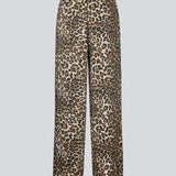 Løse bukser med leo print i satin. TipsyMD print pants har vide ben, sidelommer og en elastisk talje med bindebånd.
