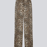Løse bukser med leo print i satin. TipsyMD print pants har vide ben, sidelommer og en elastisk talje med bindebånd.
