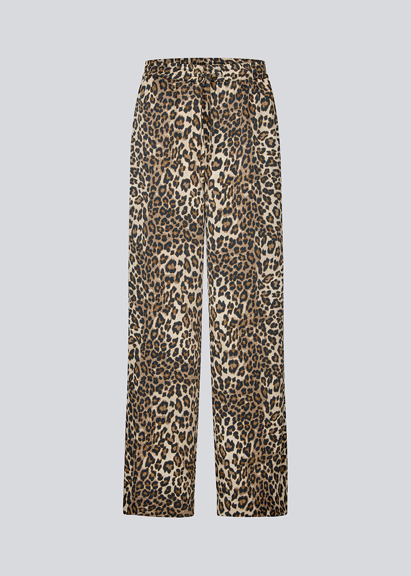 Løse bukser med leo print i satin. TipsyMD print pants har vide ben, sidelommer og en elastisk talje med bindebånd.