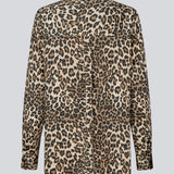 Løs skjorte med leo print i satin. TipsyMD print shirt har en knappelukning fortil, skjortekrave og en slids i siderne.