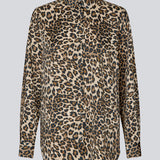 Løs skjorte med leo print i satin. TipsyMD print shirt har en knappelukning fortil, skjortekrave og en slids i siderne.