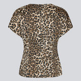 Ærmeløs top i satin med leo print. TipsyMD top er figursyet og har en usynlig lynlås i ryggen.
