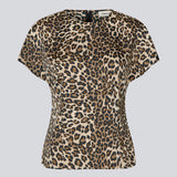 Ærmeløs top i satin med leo print. TipsyMD top er figursyet og har en usynlig lynlås i ryggen.