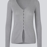 Finstrikket cardigan med v-hals. TomMD cardigan har lange ærmer og knappelukning fortil.