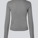 Finstrikket trøje i draperende kvalitet. TomMD o-neck har en let cropped længde med lange ærmer, der bliver bredere forneden. Rib ved halsudskæring og forneden.
