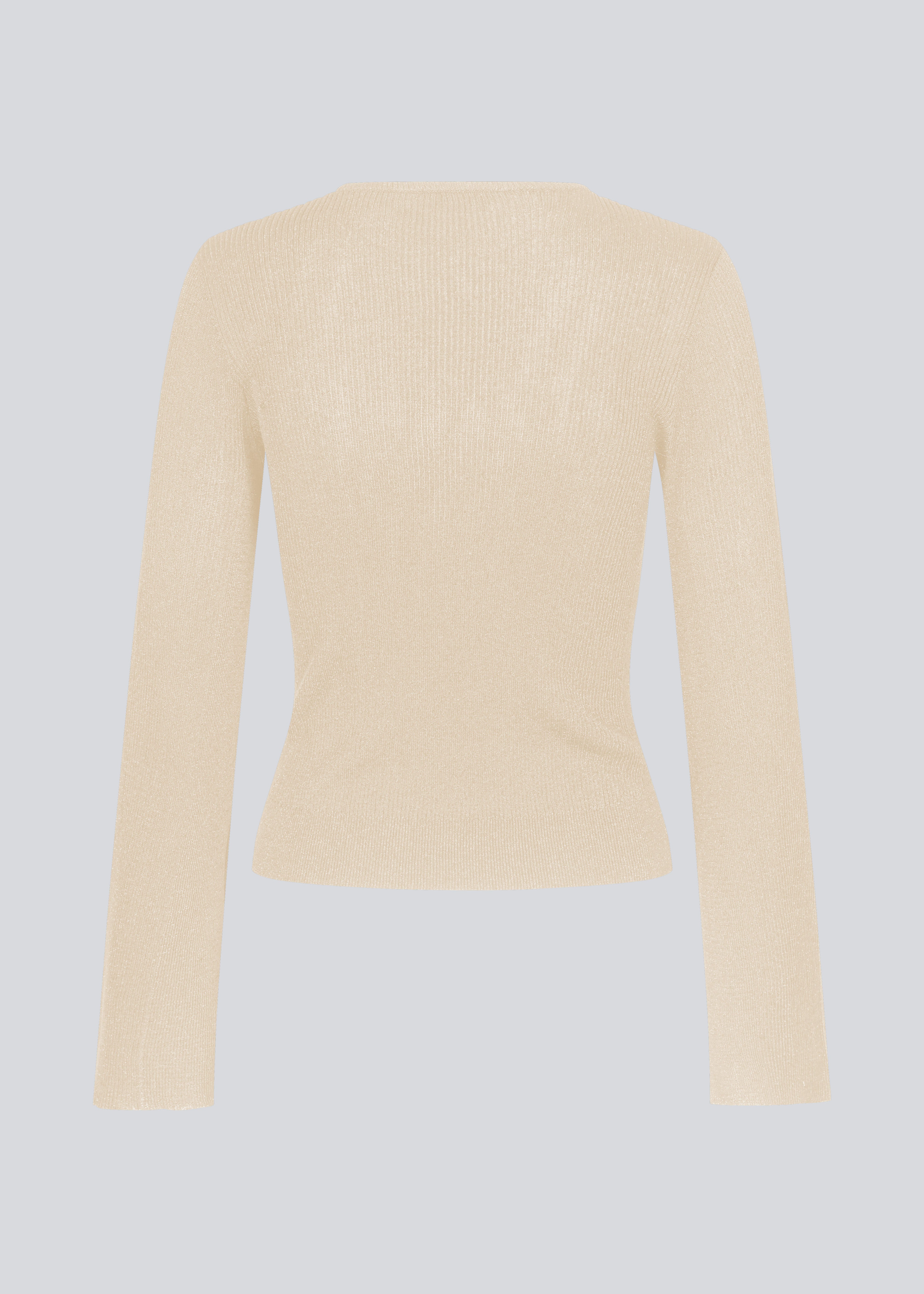 Finstrikket trøje i beige i draperende kvalitet. TomMD o-neck har en let cropped længde med lange ærmer, der bliver bredere forneden. Rib ved halsudskæring og forneden. 