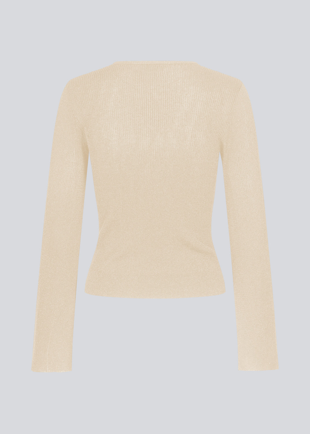 Finstrikket trøje i beige i draperende kvalitet. TomMD o-neck har en let cropped længde med lange ærmer, der bliver bredere forneden. Rib ved halsudskæring og forneden. 