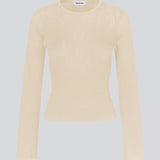 Finstrikket trøje i beige i draperende kvalitet. TomMD o-neck har en let cropped længde med lange ærmer, der bliver bredere forneden. Rib ved halsudskæring og forneden. 