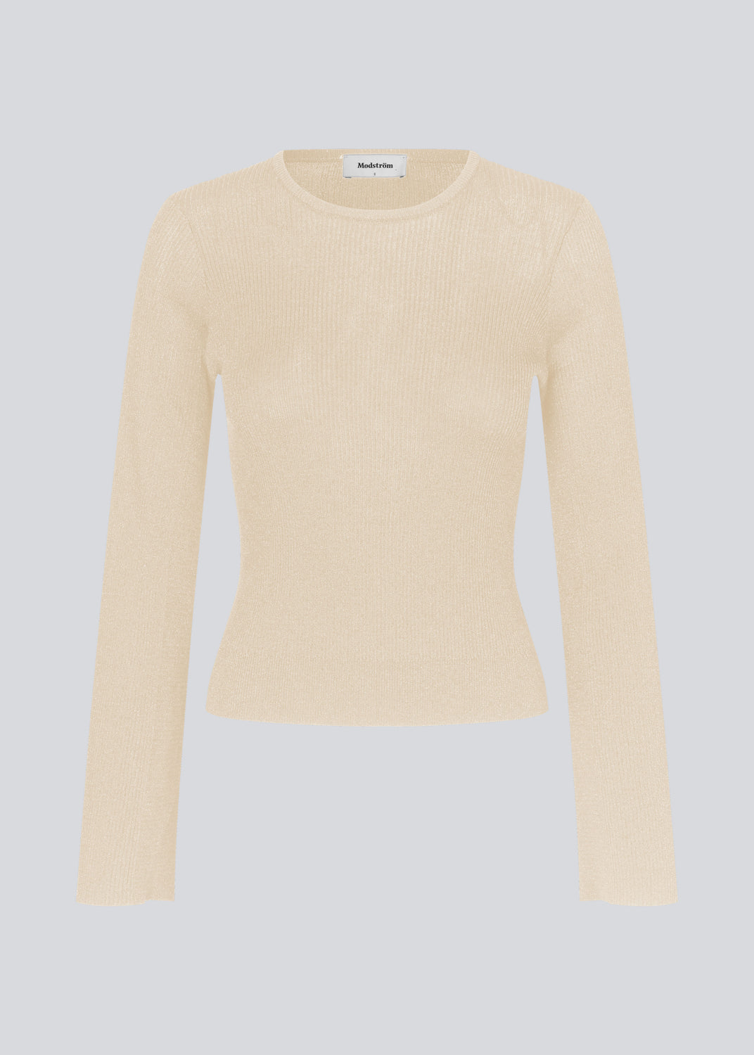 Finstrikket trøje i beige i draperende kvalitet. TomMD o-neck har en let cropped længde med lange ærmer, der bliver bredere forneden. Rib ved halsudskæring og forneden. 