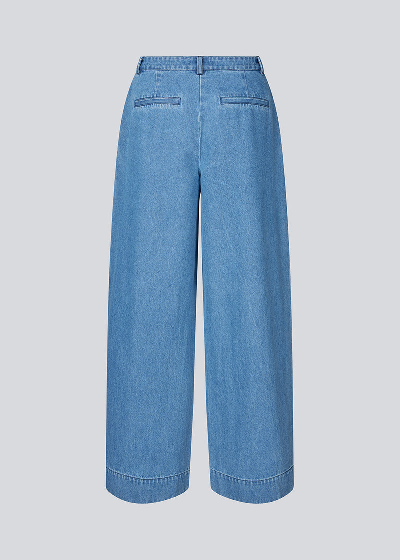 Habitbukser i denim med vide ben. ToreMD pants har en mellemhøj talje, lynlåsgylp og lægforoven,samt sidelommer og paspolerede baglommer.
