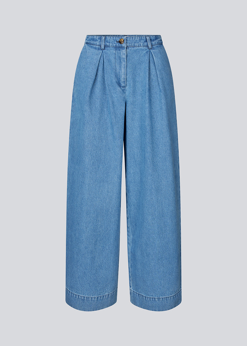 Habitbukser i denim med vide ben. ToreMD pants har en mellemhøj talje, lynlåsgylp og lægforoven,samt sidelommer og paspolerede baglommer.
