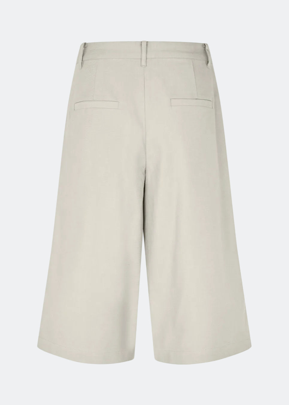 Lange habit-shorts med pressefolder. ToreMD long shorts har bæltestropper og skjult lynlåslukning. Et cool og casual valg, der kombinerer klassiske detaljer med et moderne, afslappet look.