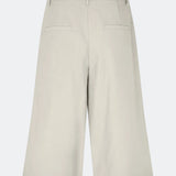 Lange habit-shorts med pressefolder. ToreMD long shorts har bæltestropper og skjult lynlåslukning. Et cool og casual valg, der kombinerer klassiske detaljer med et moderne, afslappet look.