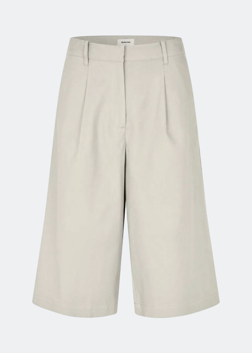 Lange habit-shorts med pressefolder. ToreMD long shorts har bæltestropper og skjult lynlåslukning. Et cool og casual valg, der kombinerer klassiske detaljer med et moderne, afslappet look.