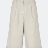 Lange habit-shorts med pressefolder. ToreMD long shorts har bæltestropper og skjult lynlåslukning. Et cool og casual valg, der kombinerer klassiske detaljer med et moderne, afslappet look.