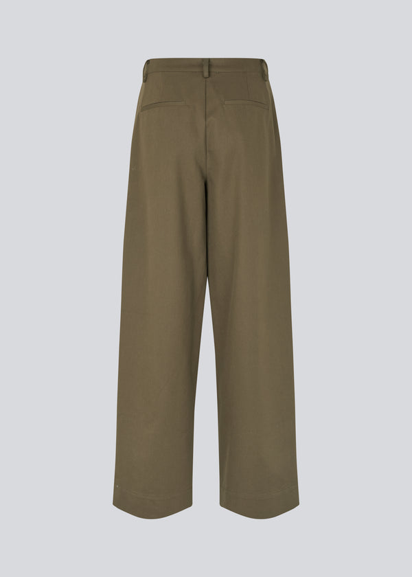 Habitbukser i twill med vide ben. ToreMD pants har en mellemhøj talje, lynlåsgylp og lægforoven, samt sidelommer og paspolerede baglommer.