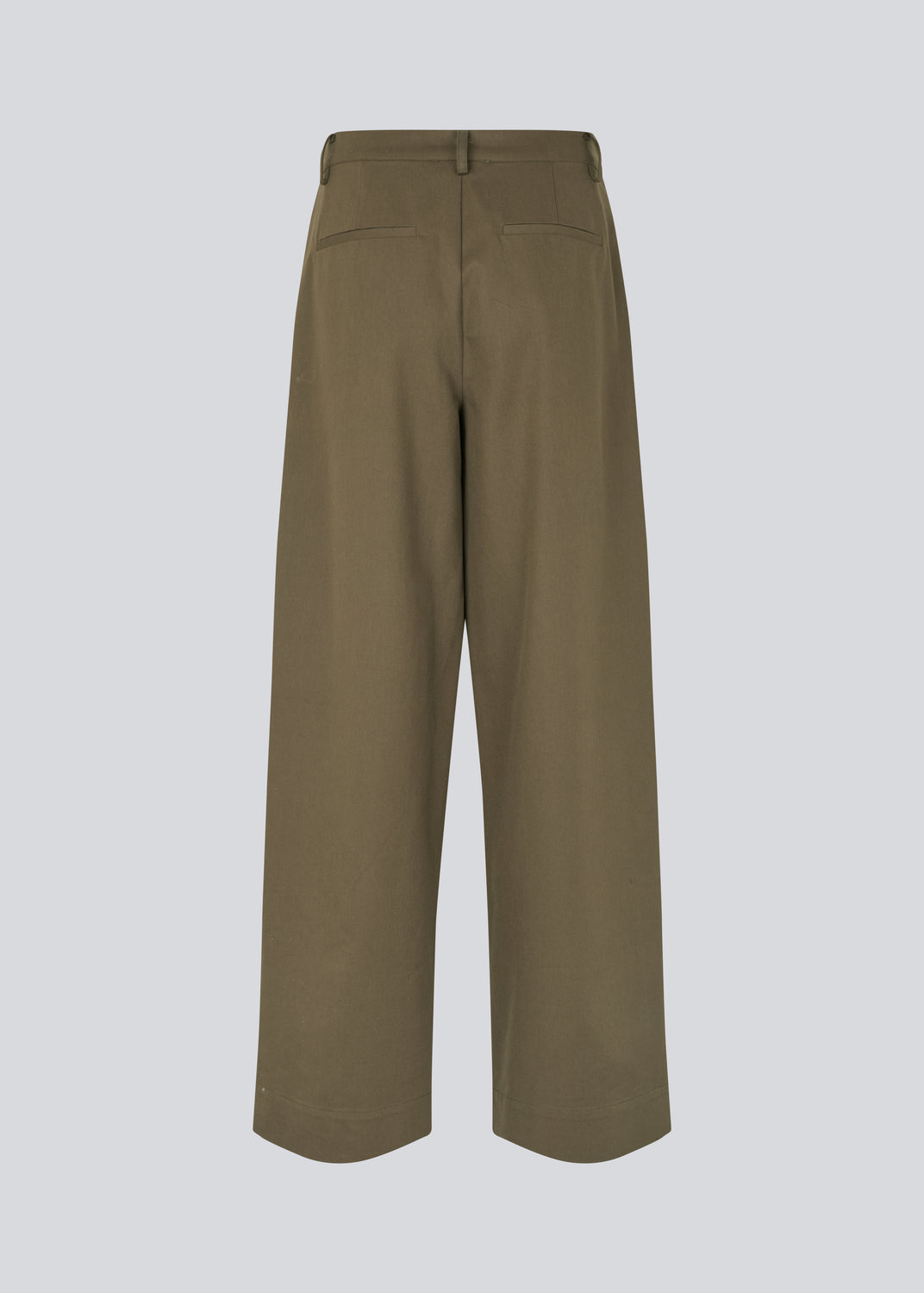 Habitbukser i twill med vide ben. ToreMD pants har en mellemhøj talje, lynlåsgylp og lægforoven, samt sidelommer og paspolerede baglommer.