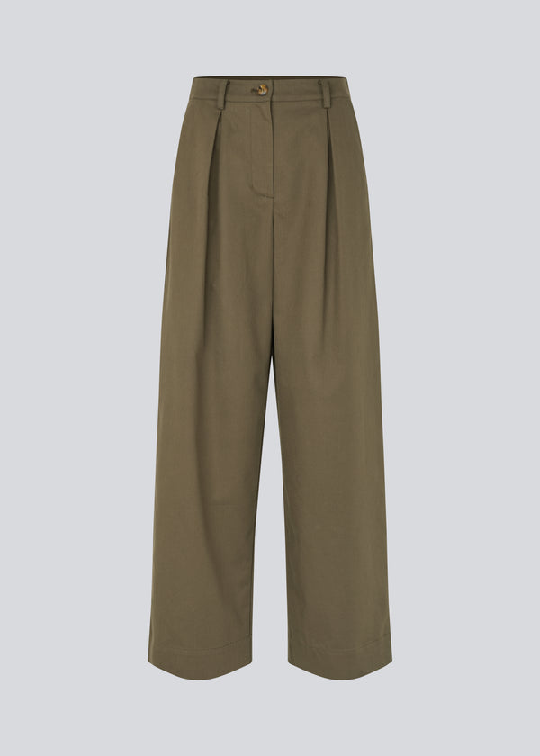 Habitbukser i twill med vide ben. ToreMD pants har en mellemhøj talje, lynlåsgylp og lægforoven, samt sidelommer og paspolerede baglommer.