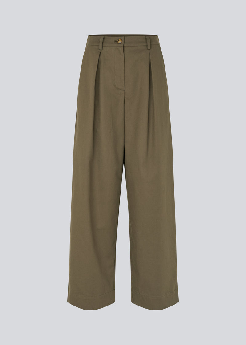 Habitbukser i twill med vide ben. ToreMD pants har en mellemhøj talje, lynlåsgylp og lægforoven, samt sidelommer og paspolerede baglommer.
