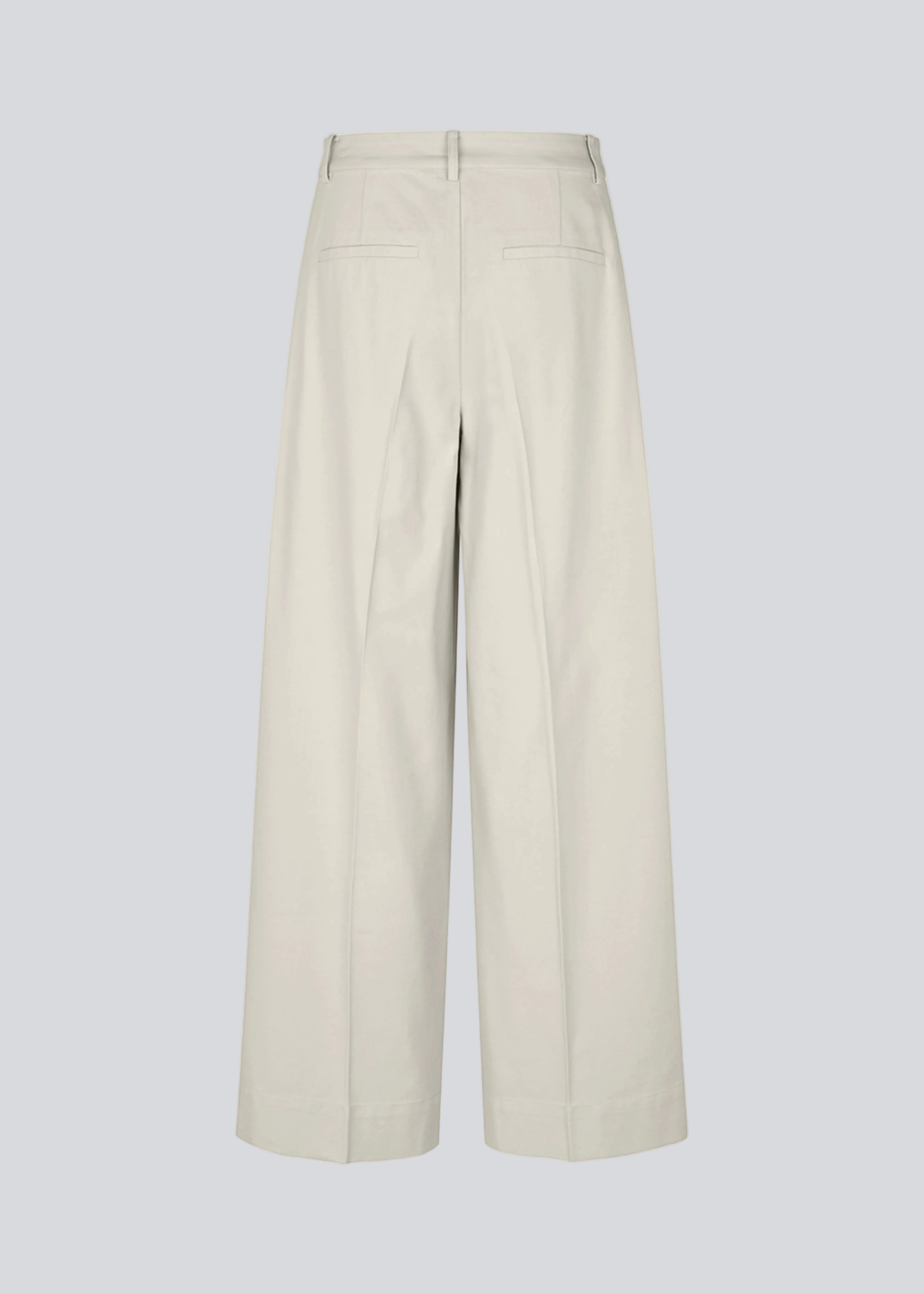 Habitbukser i twill med vide ben. ToreMD pants har en mellemhøj talje, lynlåsgylp og lægforoven, samt sidelommer og paspolerede baglommer.