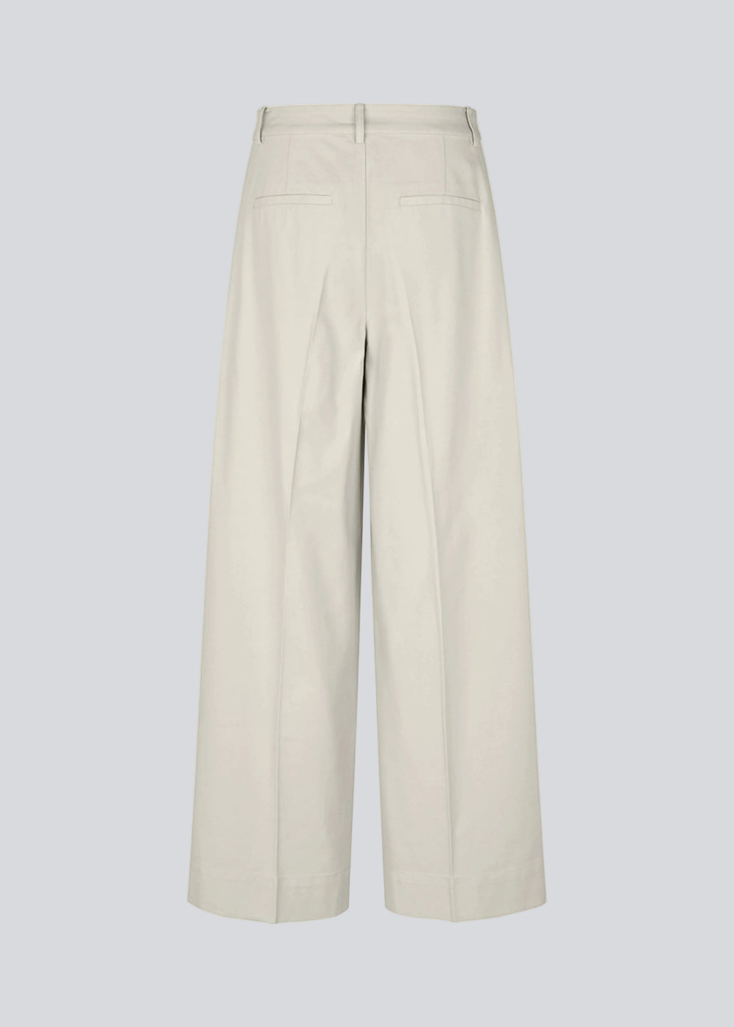 Habitbukser i twill med vide ben. ToreMD pants har en mellemhøj talje, lynlåsgylp og lægforoven, samt sidelommer og paspolerede baglommer.