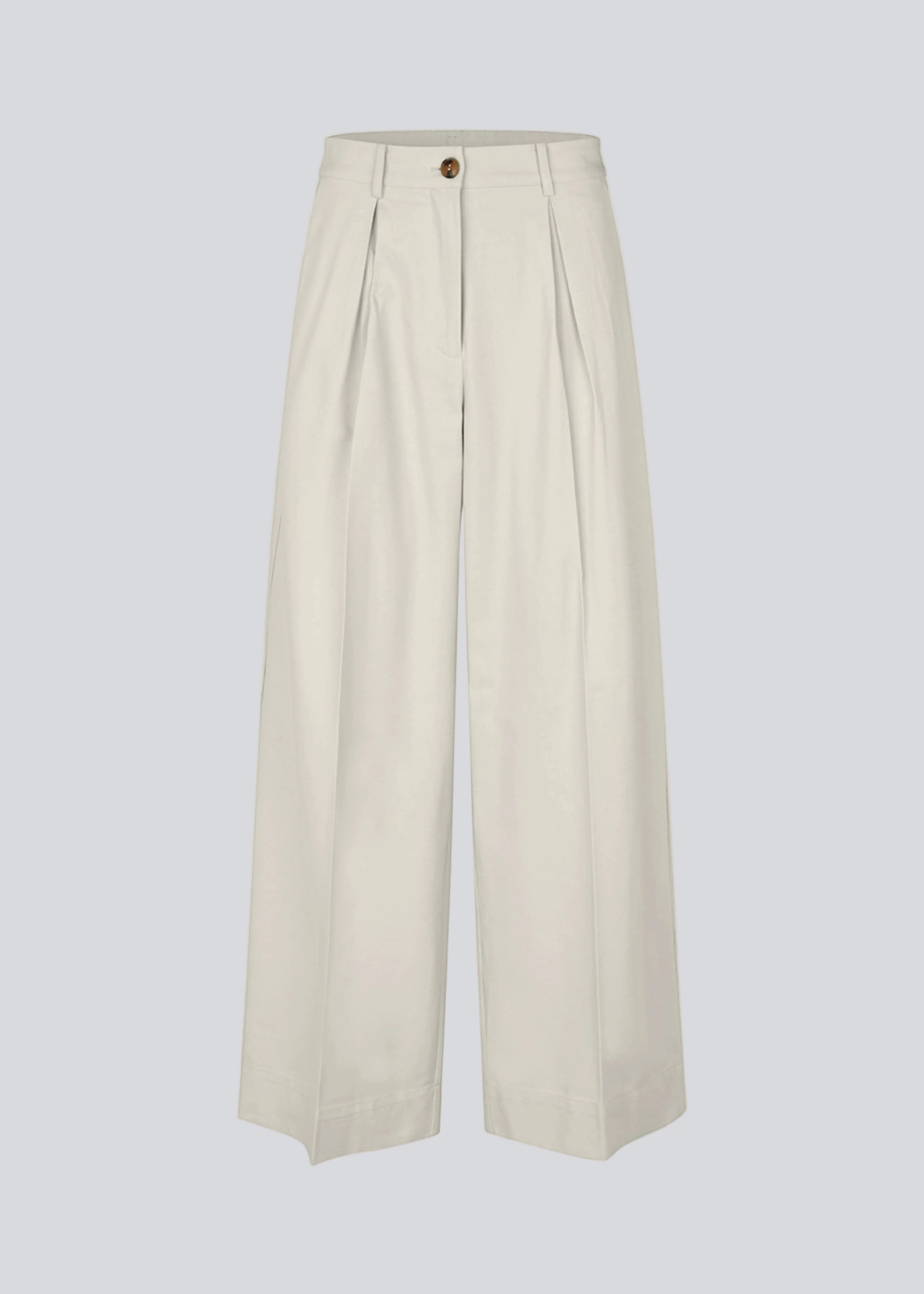 Habitbukser i twill med vide ben. ToreMD pants har en mellemhøj talje, lynlåsgylp og lægforoven, samt sidelommer og paspolerede baglommer.