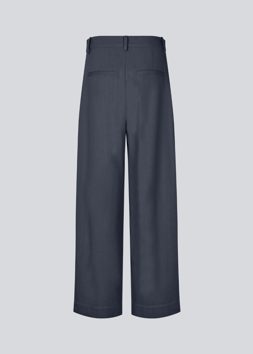 Habitbukser i twill med vide ben i mørkeblå. ToreMD pants har en mellemhøj talje, lynlåsgylp og lægforoven, samt sidelommer og paspolerede baglommer.