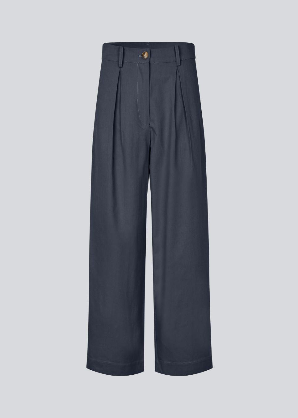 Habitbukser i twill med vide ben i mørkeblå. ToreMD pants har en mellemhøj talje, lynlåsgylp og lægforoven, samt sidelommer og paspolerede baglommer.