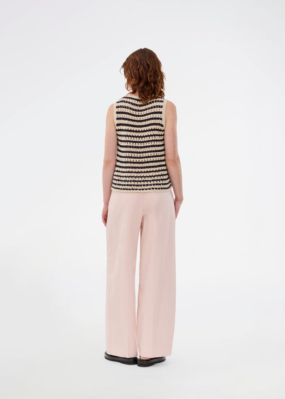 Habitbukser i twill med vide ben. ToreMD pants har en mellemhøj talje, lynlåsgylp og lægforoven, samt sidelommer og paspolerede baglommer.