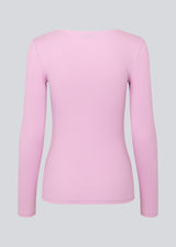 Tætsiddende top i farven pastel lavender i en ribstrikket bomuldskvalitet. ToxieMD LS top har firkantet udskæring foran og lange ærmer.