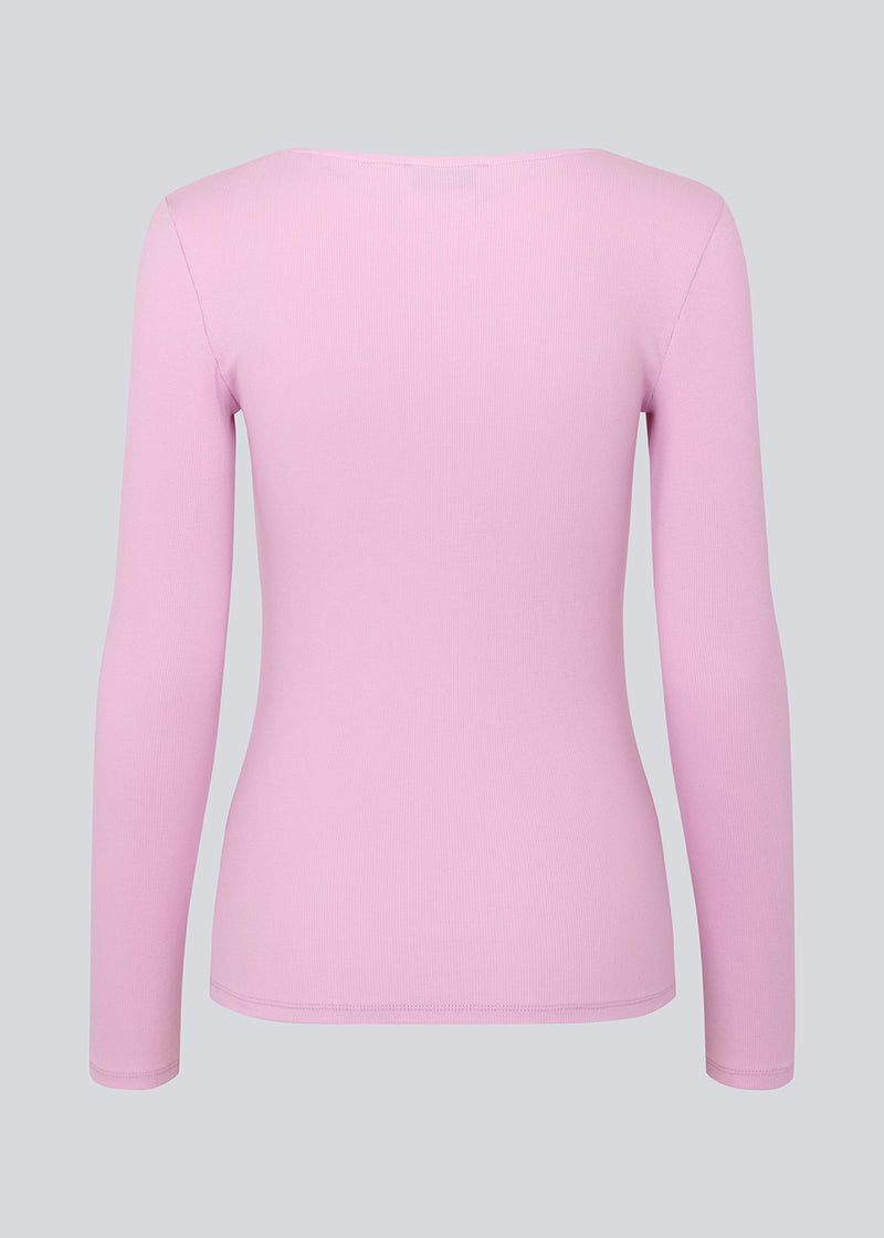 Tætsiddende top i farven pastel lavender i en ribstrikket bomuldskvalitet. ToxieMD LS top har firkantet udskæring foran og lange ærmer.