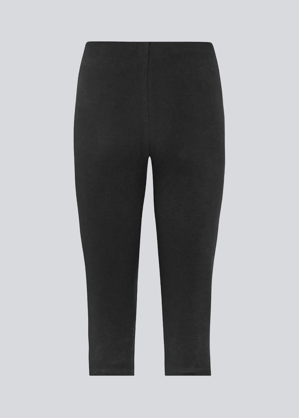 Moderne og alsidige capribukser. Trackermd capri pants er designet i en tætsiddende silhuet med en cropped benlængde, der giver et rent og minimalistisk udtryk. En stilren garderobefavorit, der nemt kan styles med både oversized skjorter, strik og blazere.