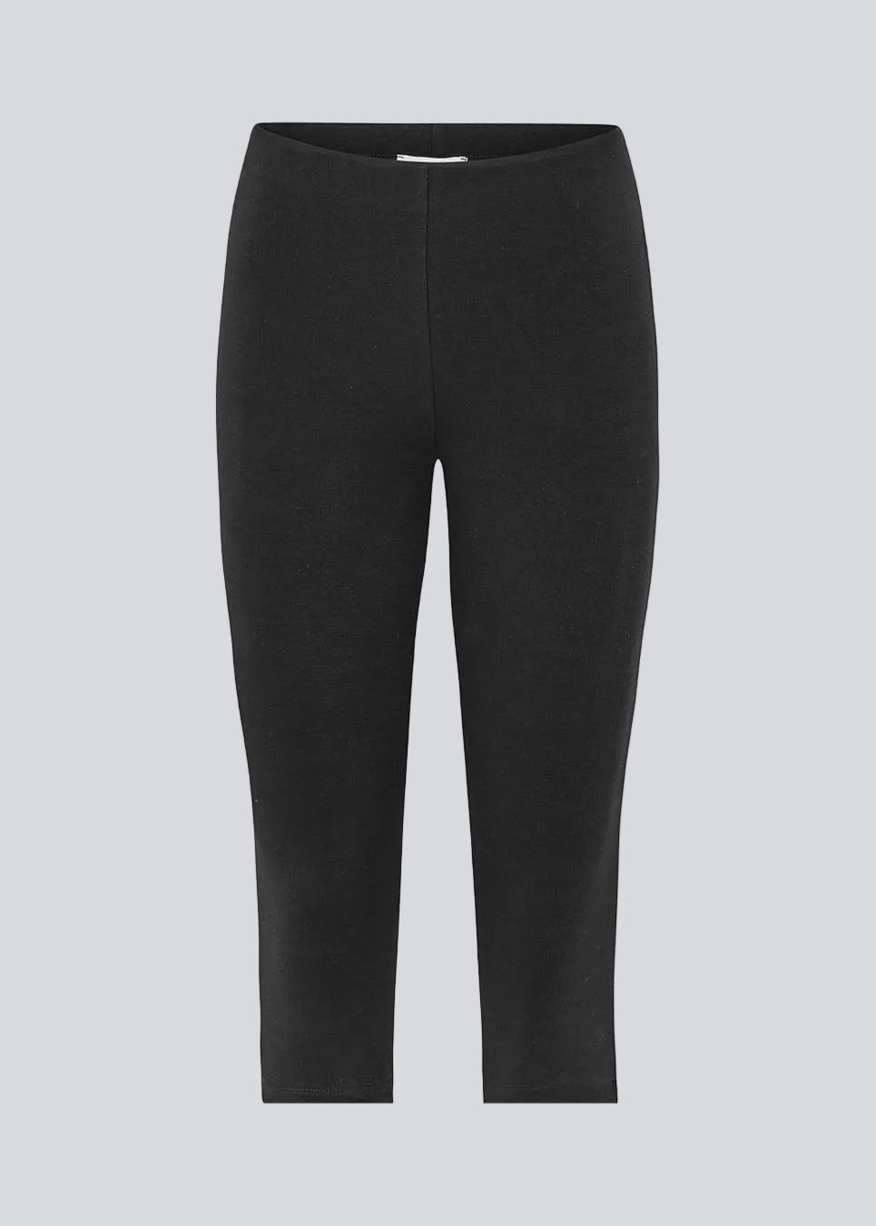 Moderne og alsidige capribukser. Trackermd capri pants er designet i en tætsiddende silhuet med en cropped benlængde, der giver et rent og minimalistisk udtryk. En stilren garderobefavorit, der nemt kan styles med både oversized skjorter, strik og blazere.