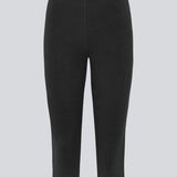Moderne og alsidige capribukser. Trackermd capri pants er designet i en tætsiddende silhuet med en cropped benlængde, der giver et rent og minimalistisk udtryk. En stilren garderobefavorit, der nemt kan styles med både oversized skjorter, strik og blazere.
