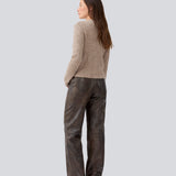 Tætsiddende cardigan i blød strik i beige. TreeMD cardigan har en høj hals og en lynlås lukning fortil.&nbsp;