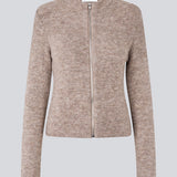 Tætsiddende cardigan i blød strik i beige. TreeMD cardigan har en høj hals og en lynlås lukning fortil.&nbsp;